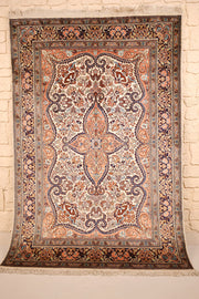 Tapis Cachemire beige 183 × 124 cm en soie, vue d'ensemble du médaillon losangé