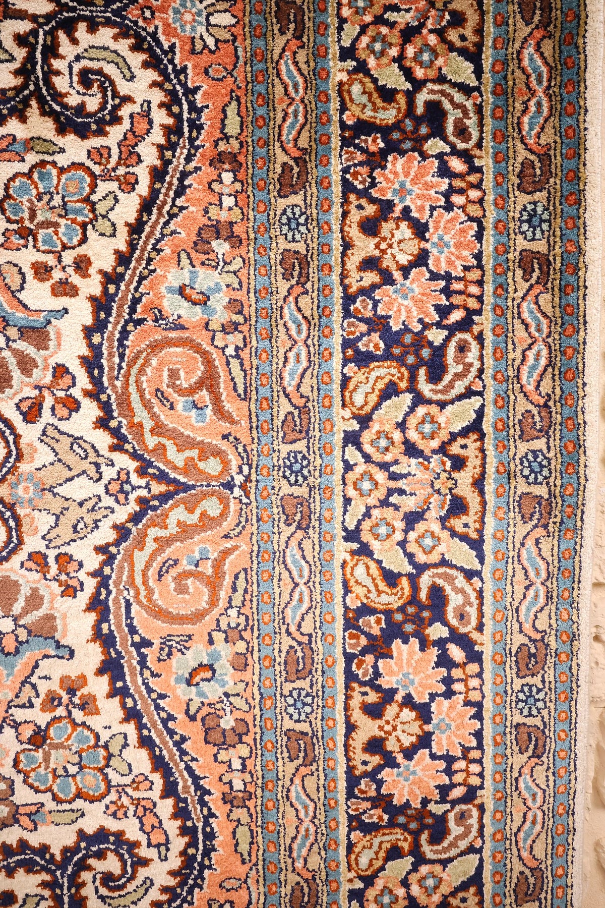 Bordure bleu nuit à fleurs et boteh du tapis Cachemire, contre-bordures bleu clair
