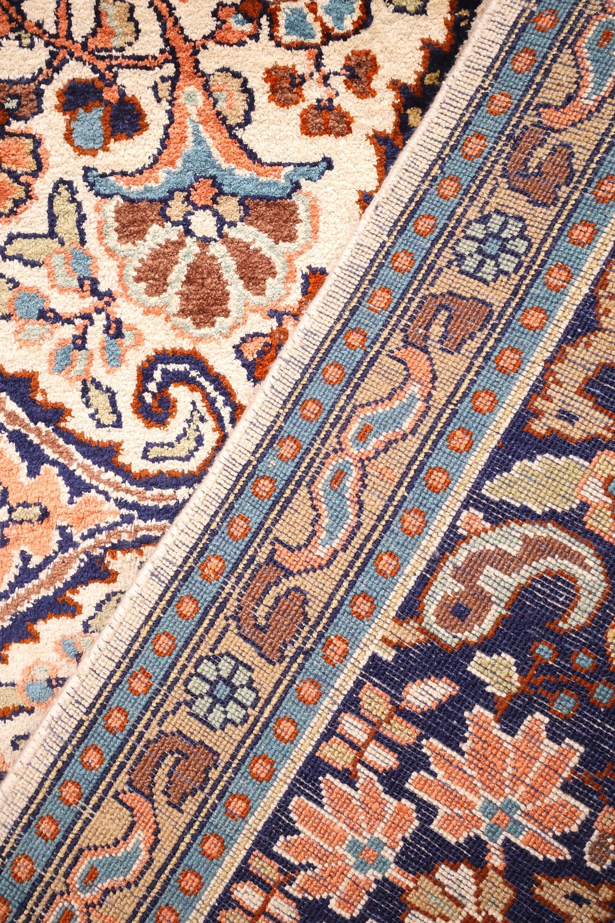Coin replié du tapis Cachemire noué à la main, finesse des nœuds visible