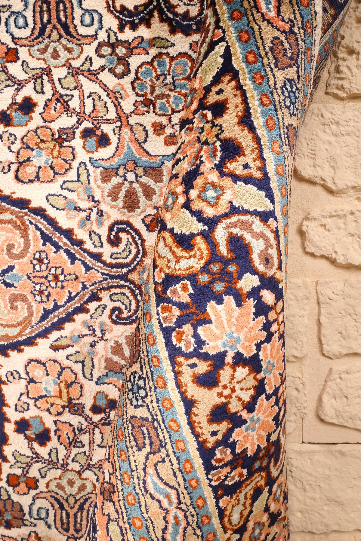 Lisière du tapis Cachemire beige, rinceaux fleuris et bordure bleu nuit