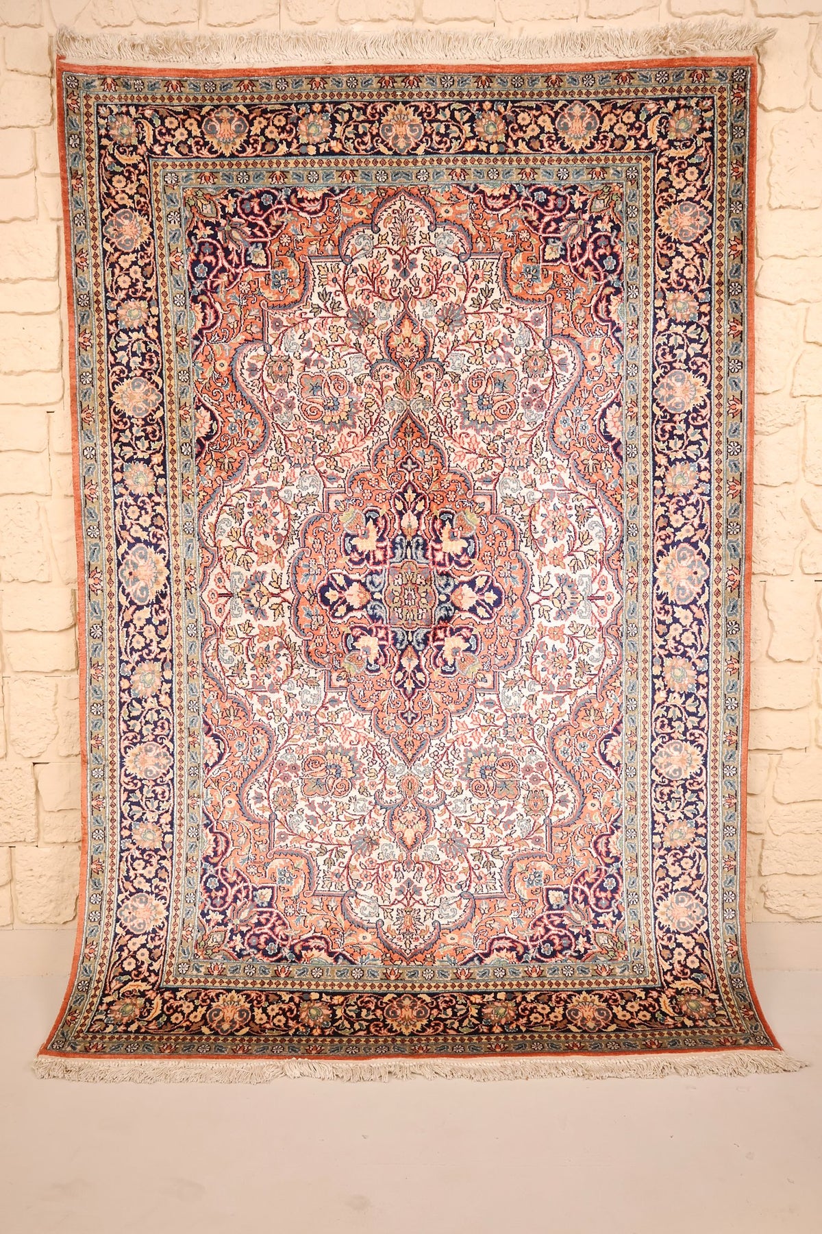 Tapis Cachemire orange et bleu 183 × 126 cm en soie, vue d'ensemble du médaillon central