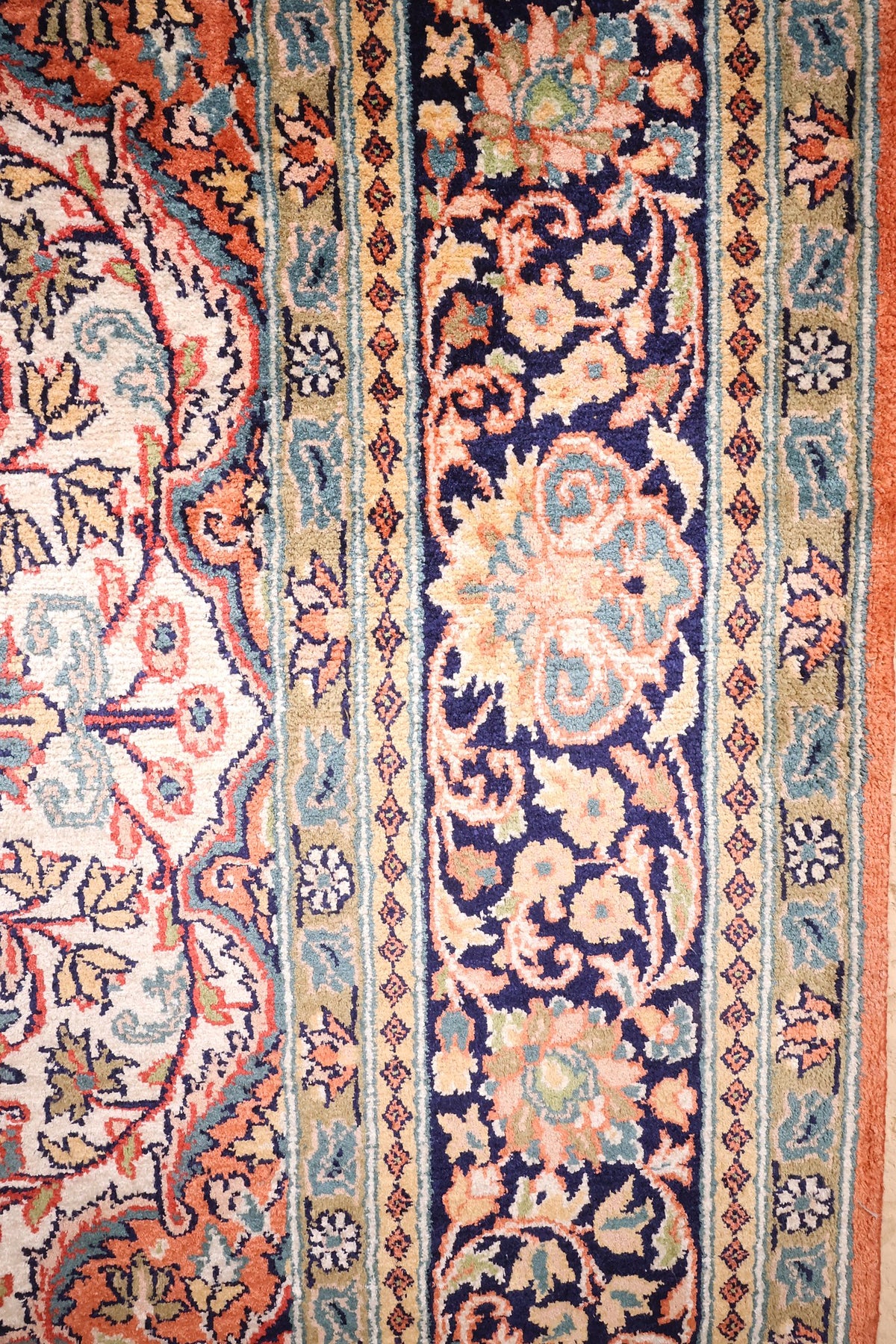 Bordure bleu marine à palmettes et contre-bordures beige du tapis Cachemire 183 × 126 cm