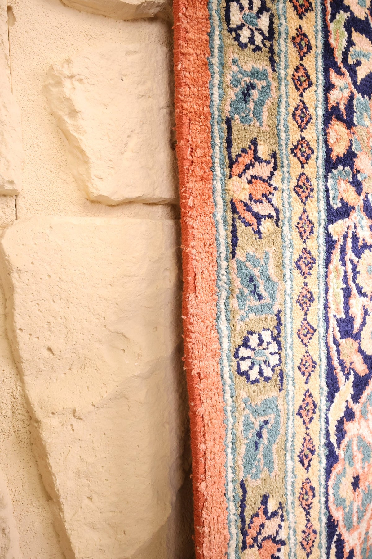 Lisière orangée du tapis Cachemire bleu et beige, détail du bord noué main