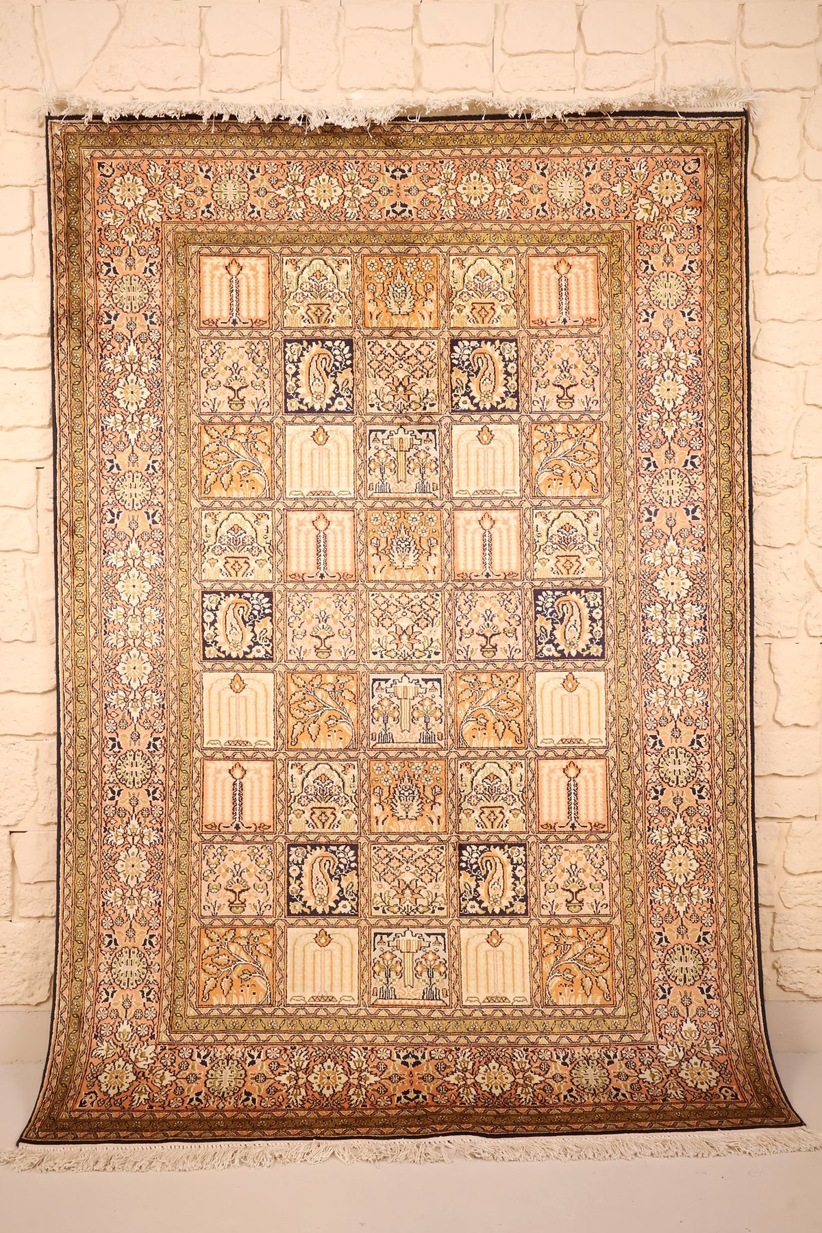 Tapis Cachemire orange 183 × 128 cm en soie, décor à caissons, vue d'ensemble