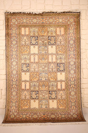 Tapis Cachemire orange 183 × 128 cm en soie, décor à caissons, vue d'ensemble
