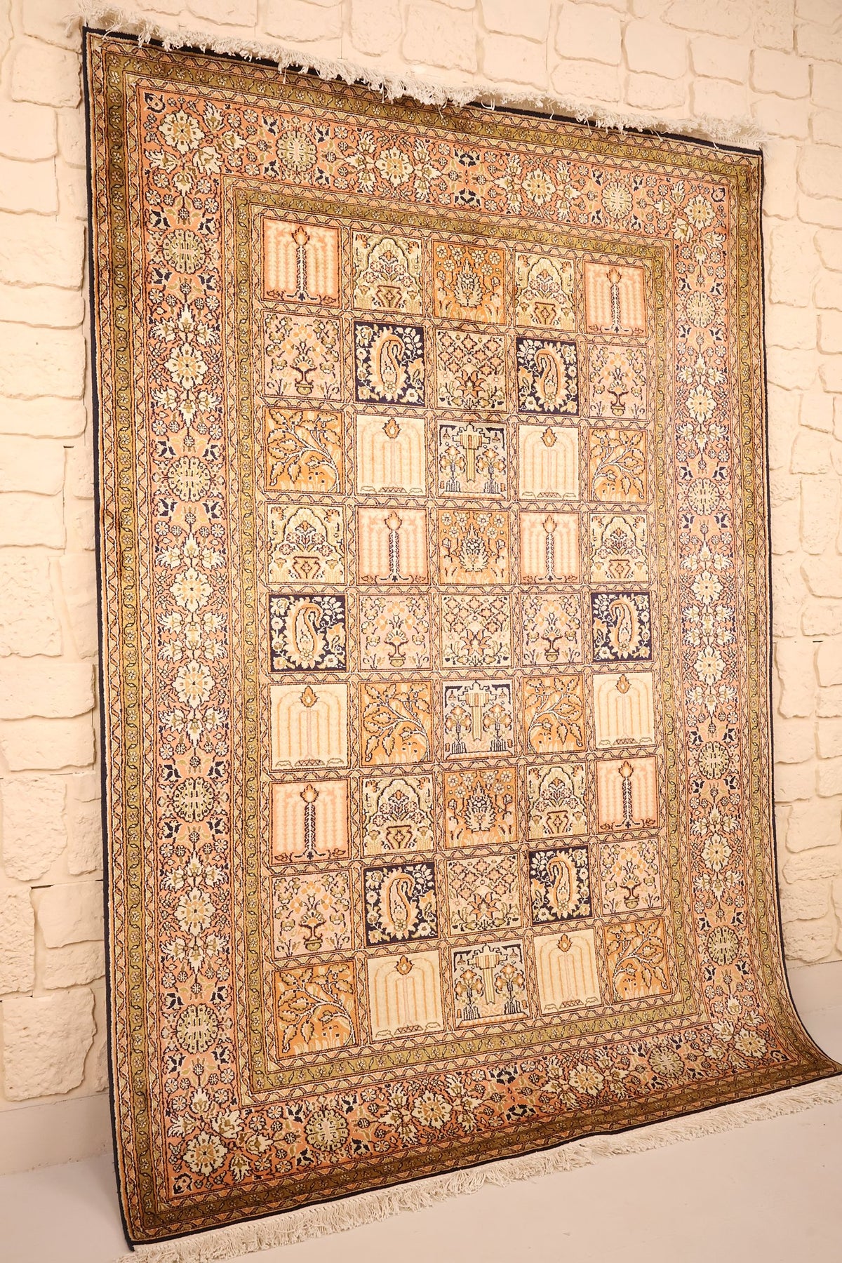 Tapis Cachemire en soie à fond orange saumoné, vue de biais du champ à caissons