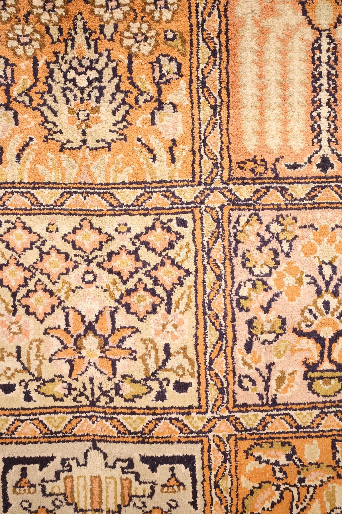 Détail des caissons du tapis Cachemire : vase fleuri, semis de fleurettes et arbre