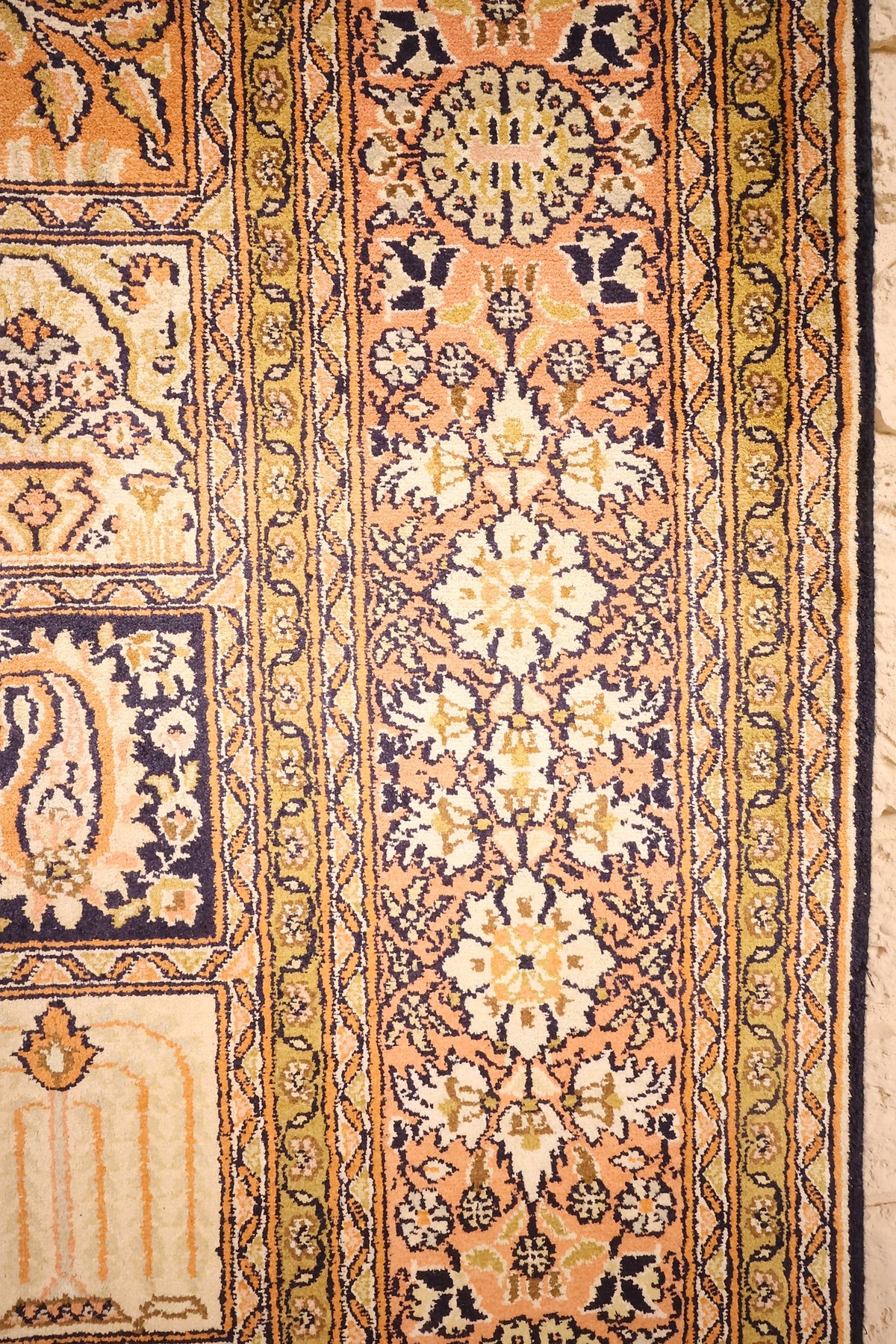 Bordure saumon à palmettes crème et galons bleu foncé du tapis Cachemire