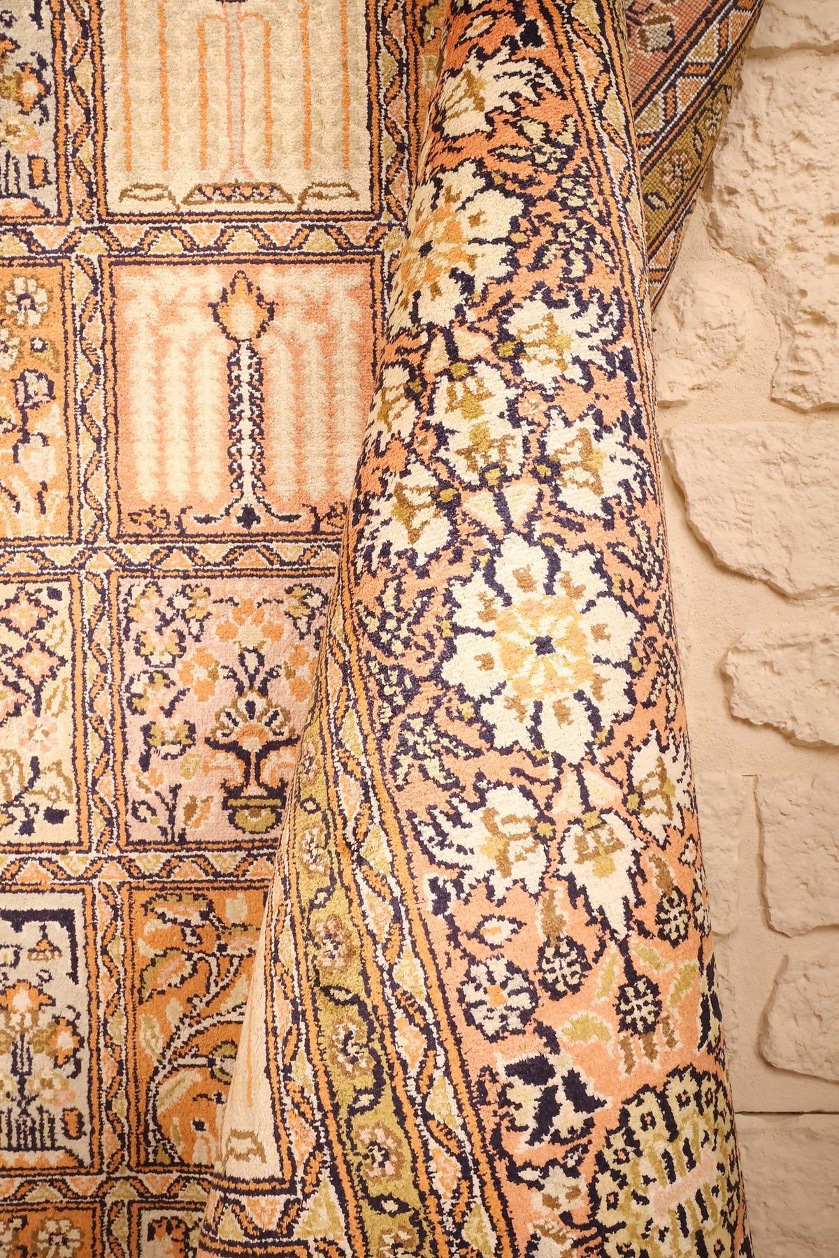 Coin replié du tapis Cachemire orange, guirlande florale de la bordure principale
