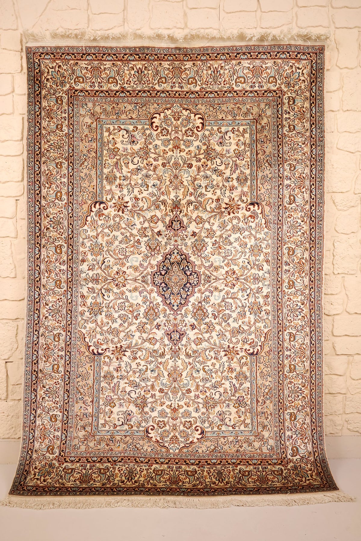 Tapis Cachemire beige 184 × 121 cm en soie, vue d'ensemble avec médaillon bleu nuit
