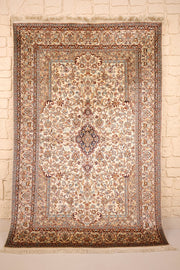 Tapis Cachemire beige 184 × 121 cm en soie, vue d'ensemble avec médaillon bleu nuit