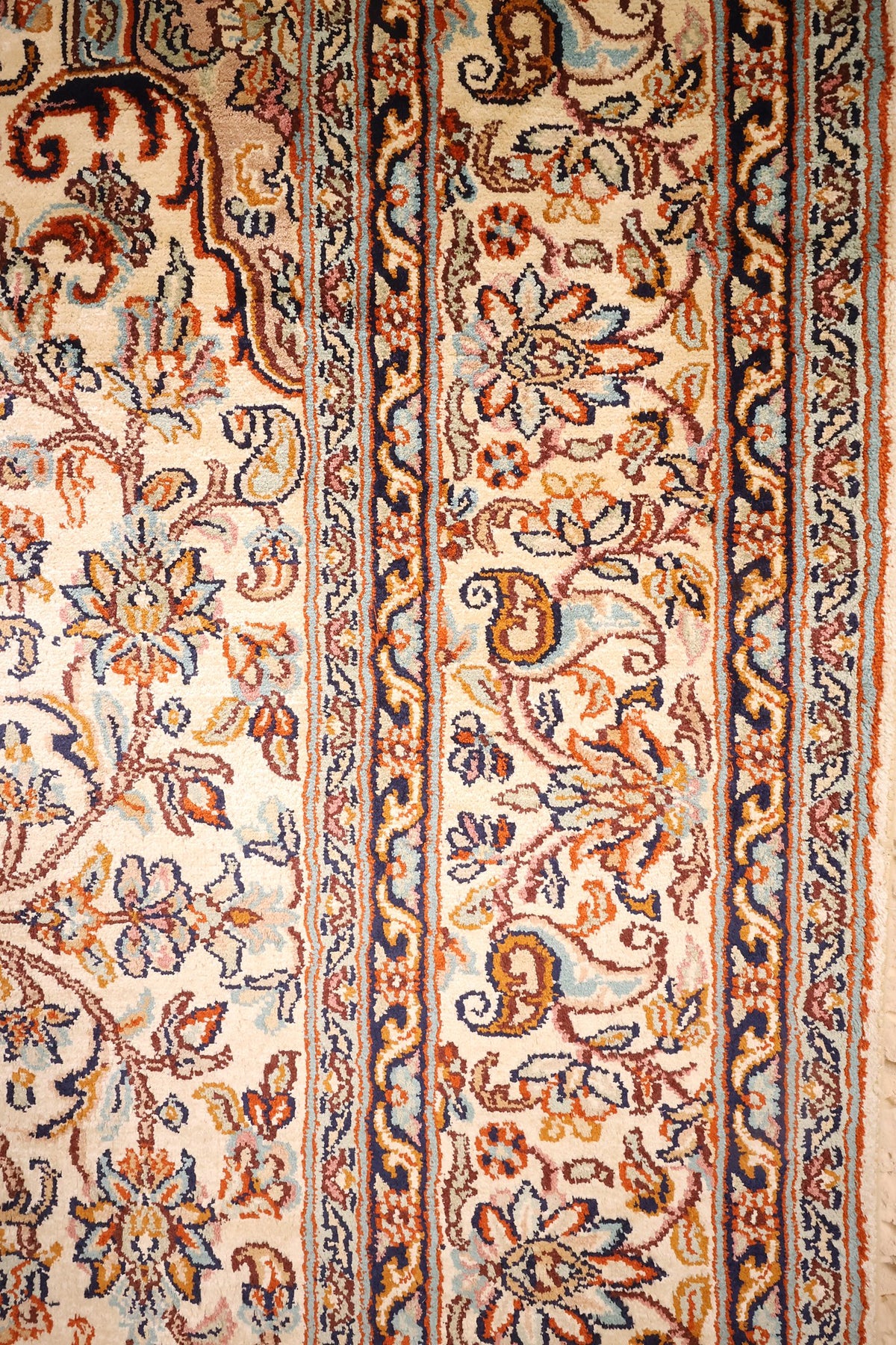 Bordure ivoire à fleurs et boteh, contre-bordures bleu foncé et orange