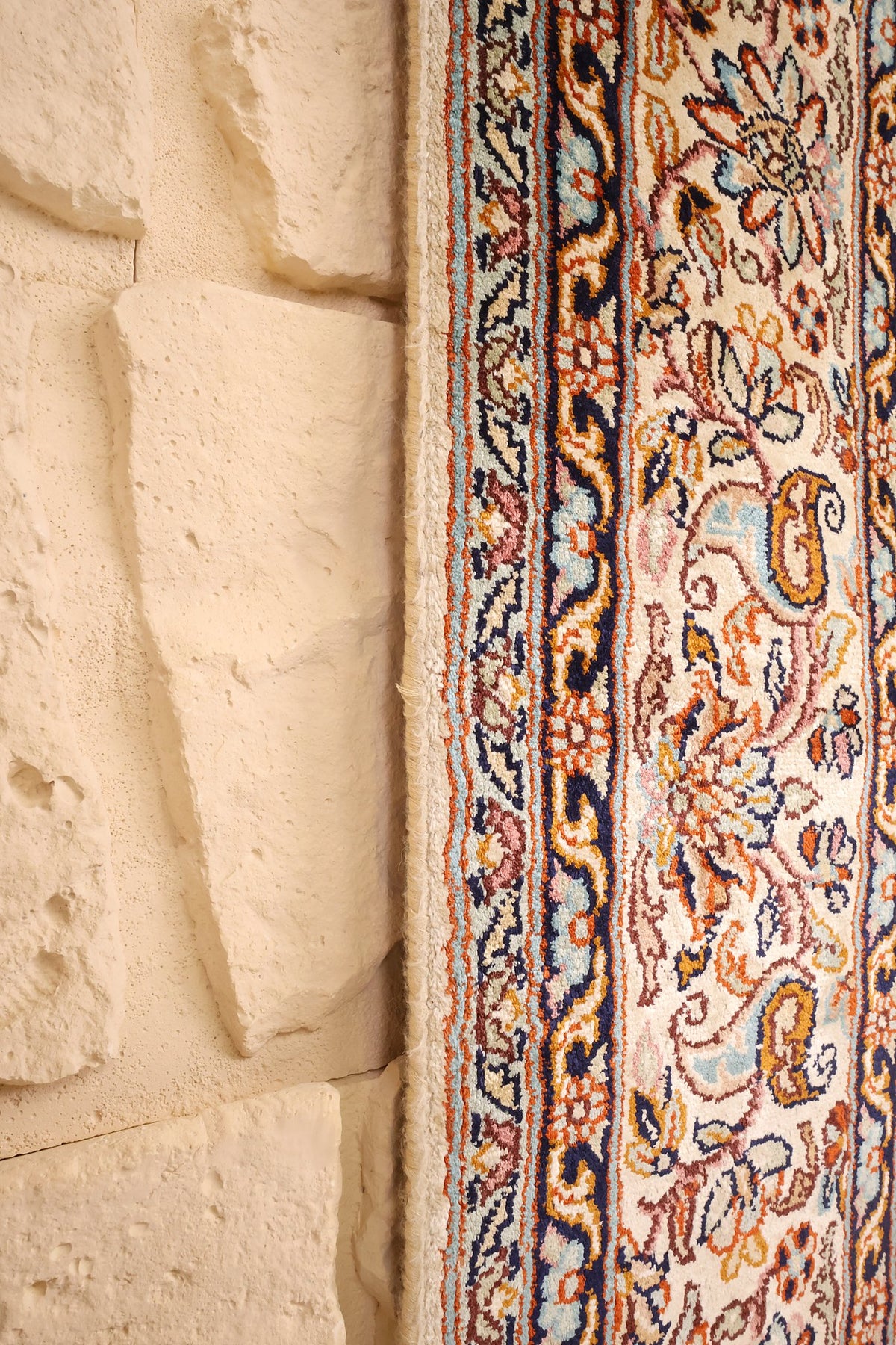 Bord du tapis Cachemire beige et rose, lisière nouée à la main en gros plan