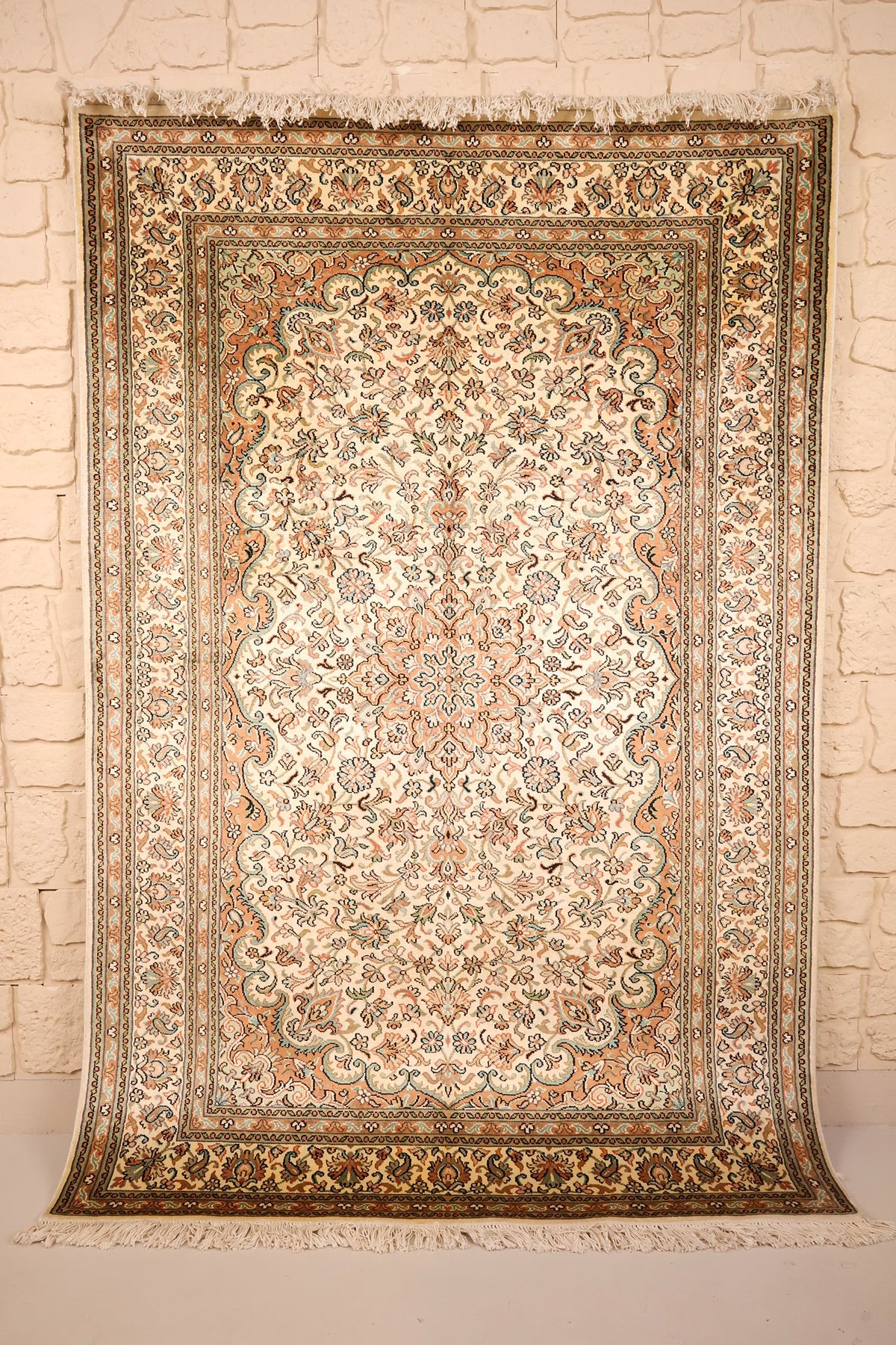 Tapis Cachemire beige en soie 184 × 122 cm, vue d'ensemble du médaillon floral