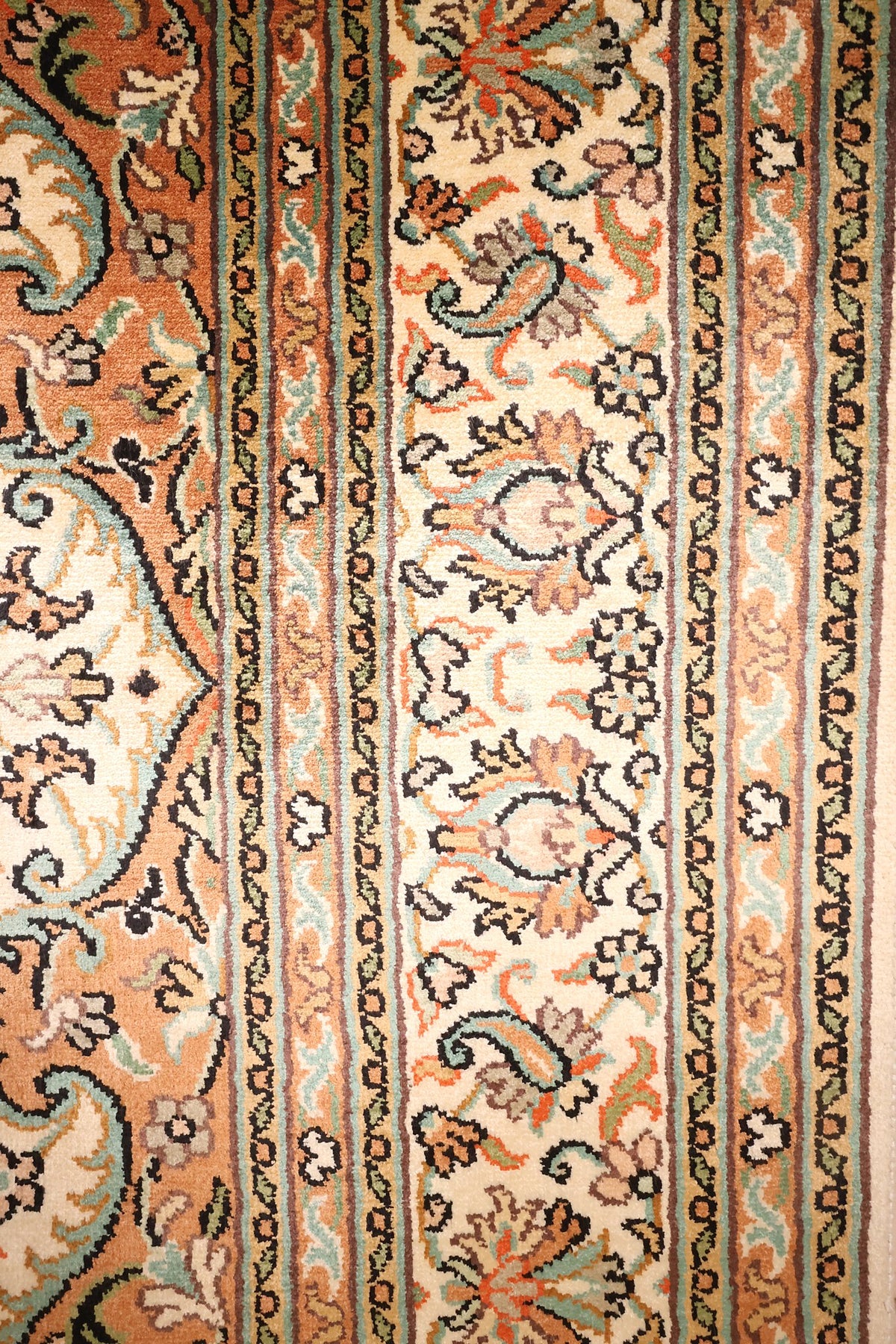 Bordure ivoire à fleurs et contre-bordures étroites du tapis Cachemire