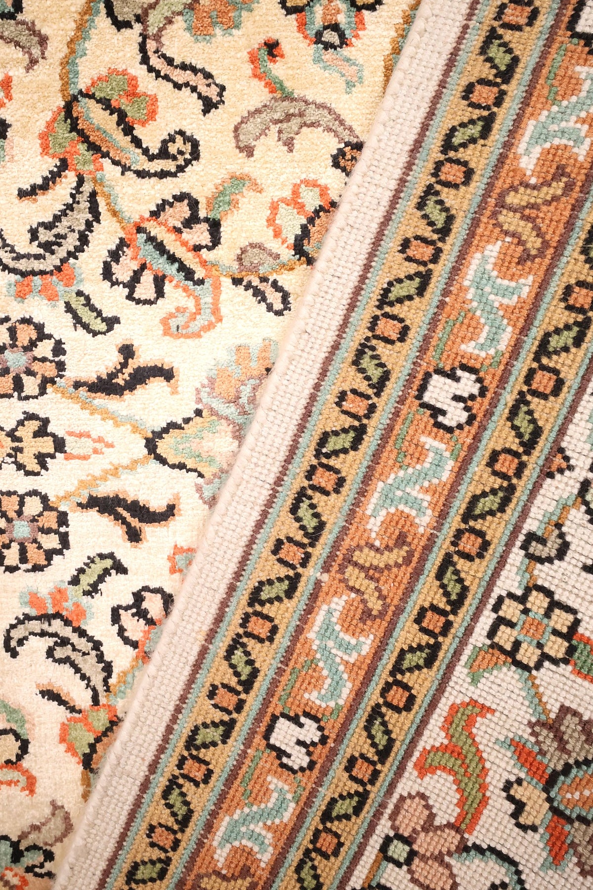 Coin replié du tapis Cachemire en soie, noué à la main, champ et bordure