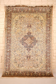 Tapis Cachemire beige 184 × 123 cm en soie, vue d'ensemble avec médaillon bleu nuit