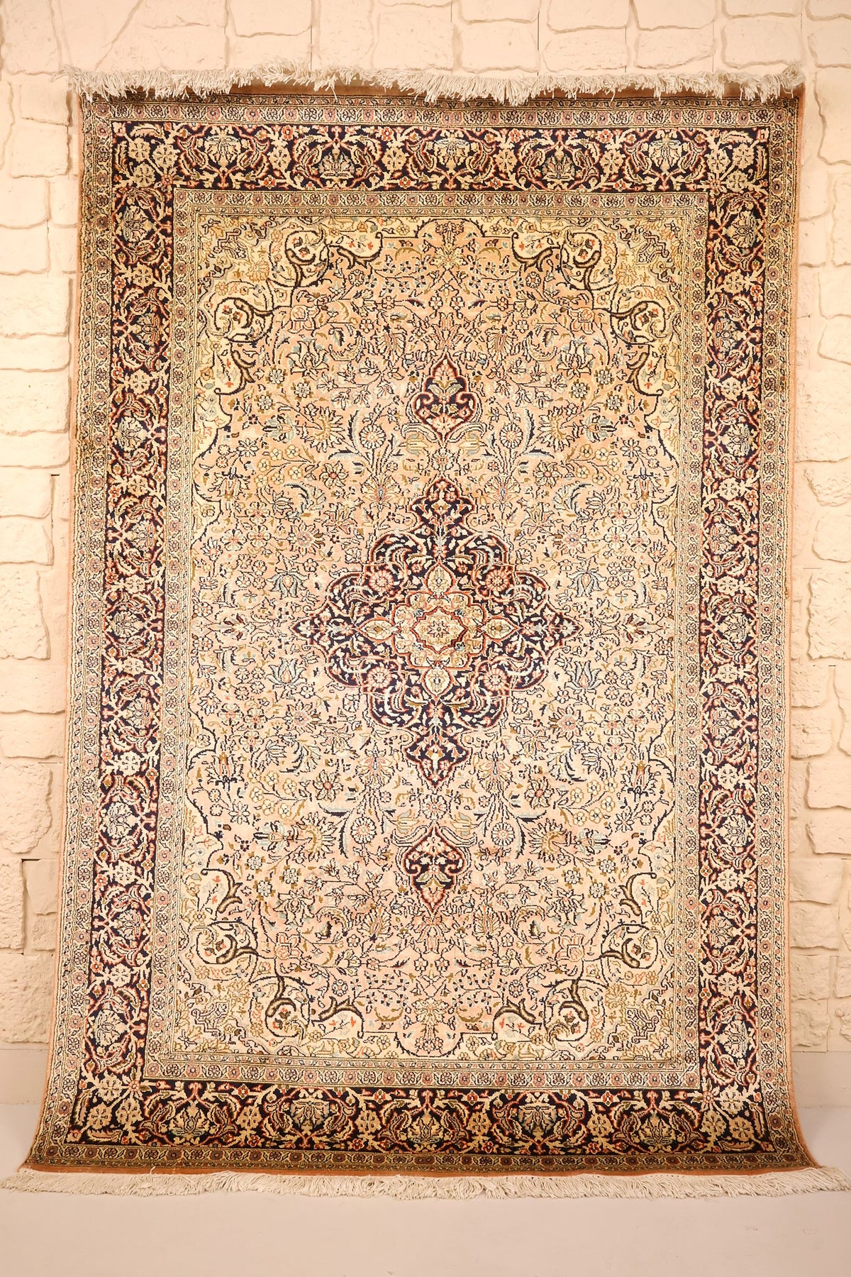 Tapis Cachemire beige 184 × 123 cm en soie, vue d'ensemble avec médaillon bleu nuit