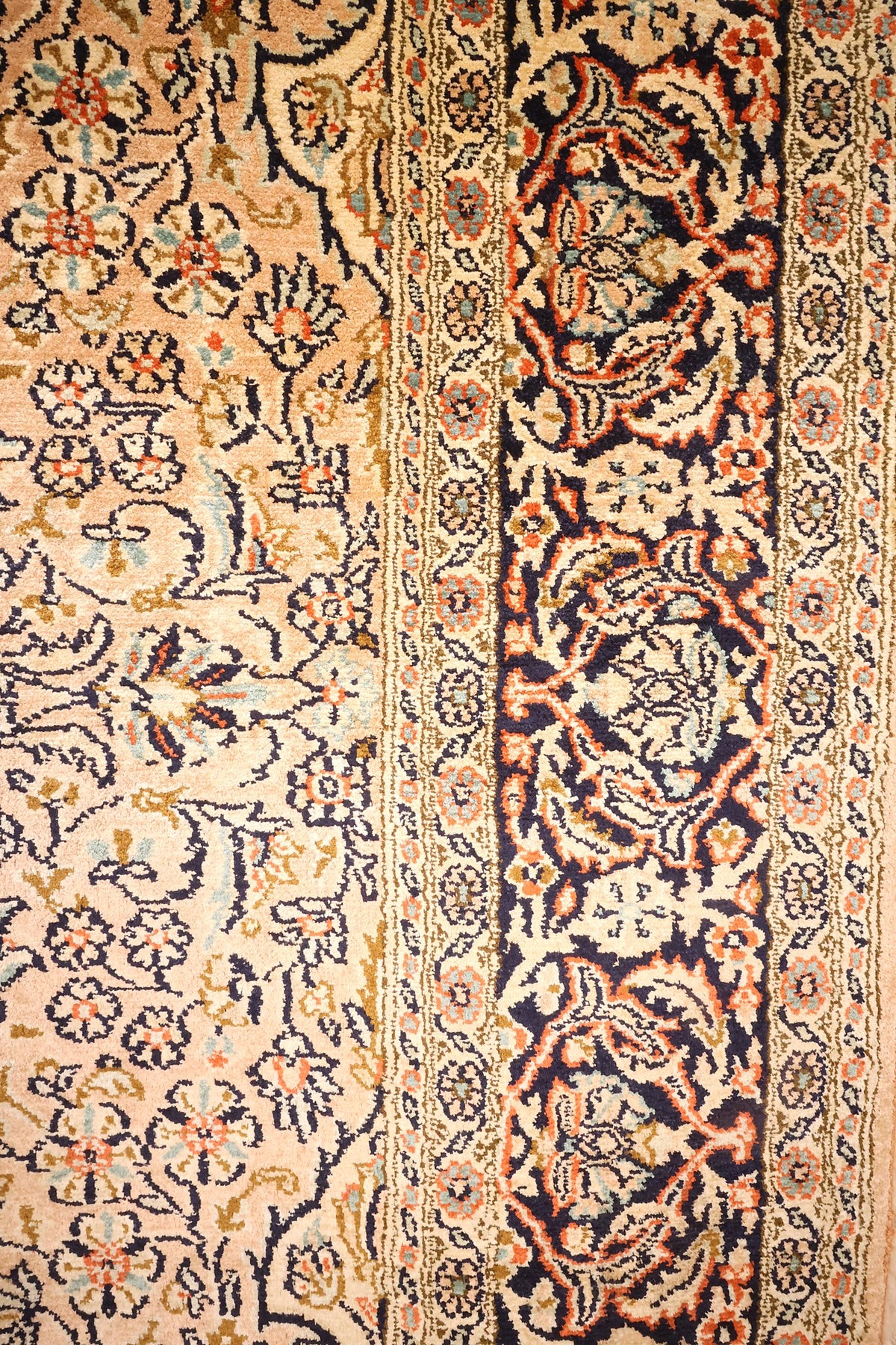 Bordure bleu nuit florale et contre-bordures claires à petites rosettes