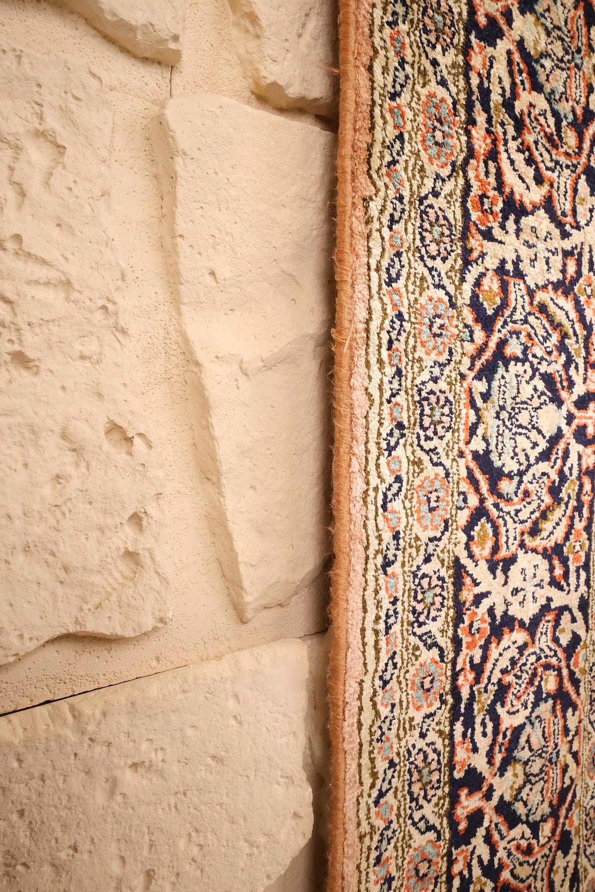 Lisière du tapis Cachemire 184 × 123 cm le long de la bordure fleurie