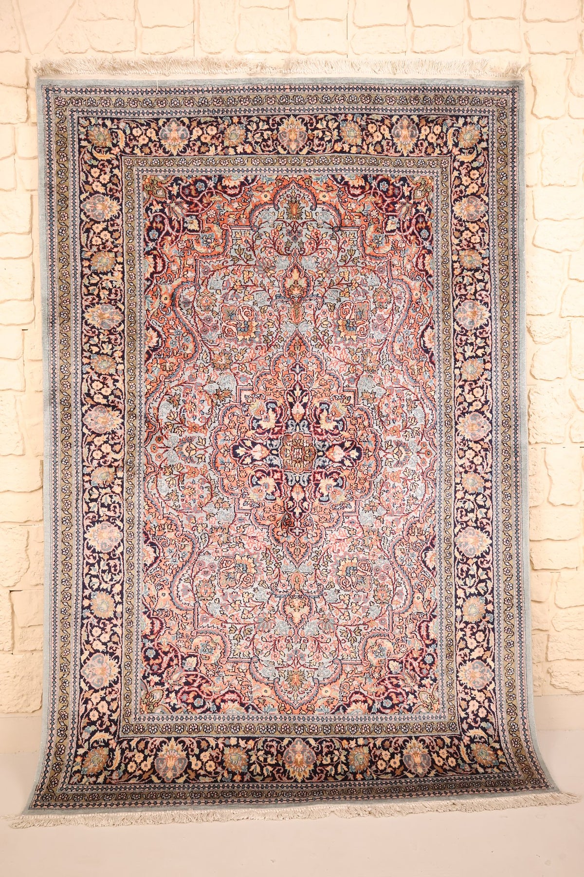 Tapis Cachemire rose 184 × 123 cm en soie, vue d'ensemble avec médaillon central