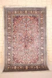 Tapis Cachemire rose 184 × 123 cm en soie, vue d'ensemble avec médaillon central