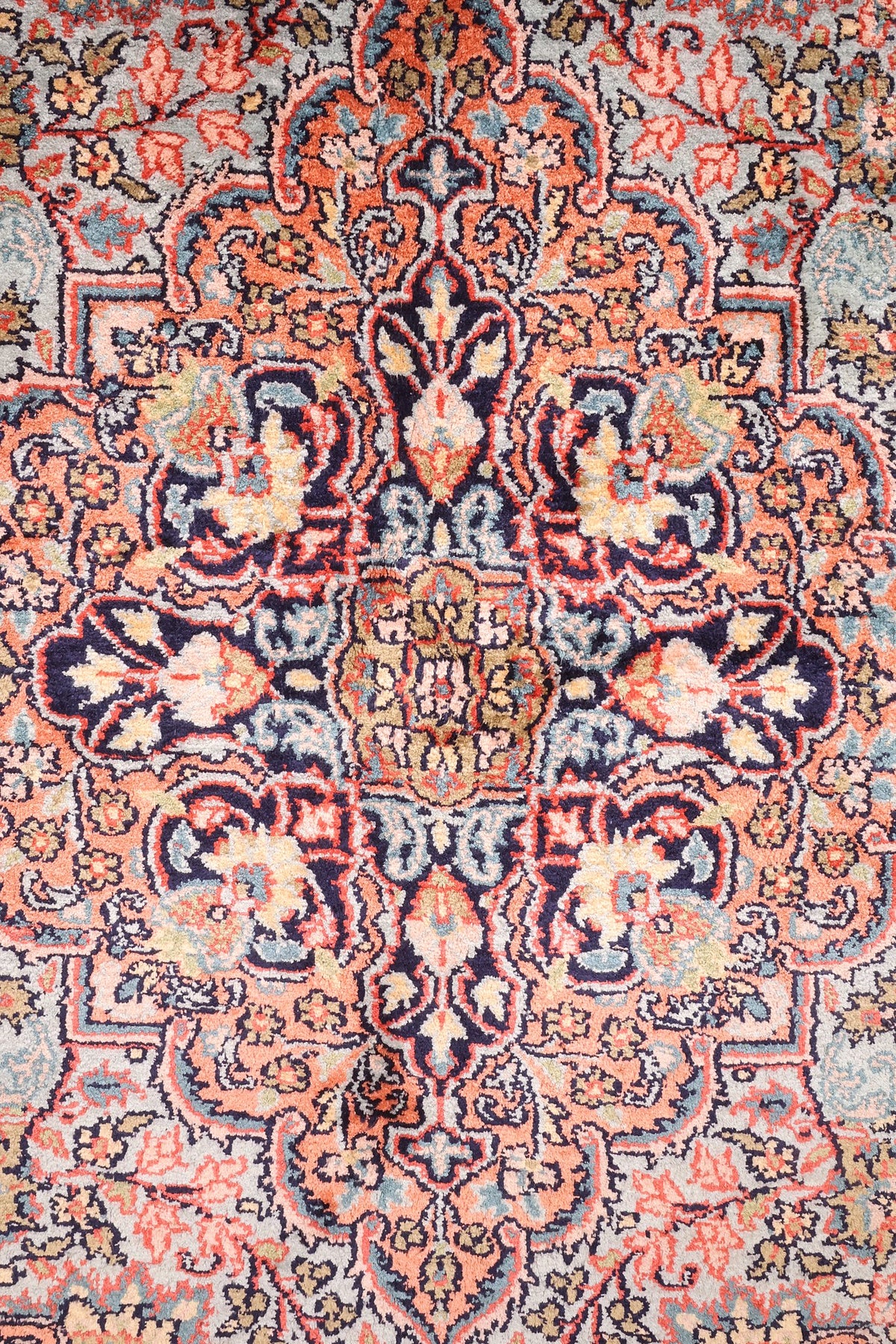 Détail du médaillon à pendentifs du tapis Cachemire rose saumon et bleu nuit