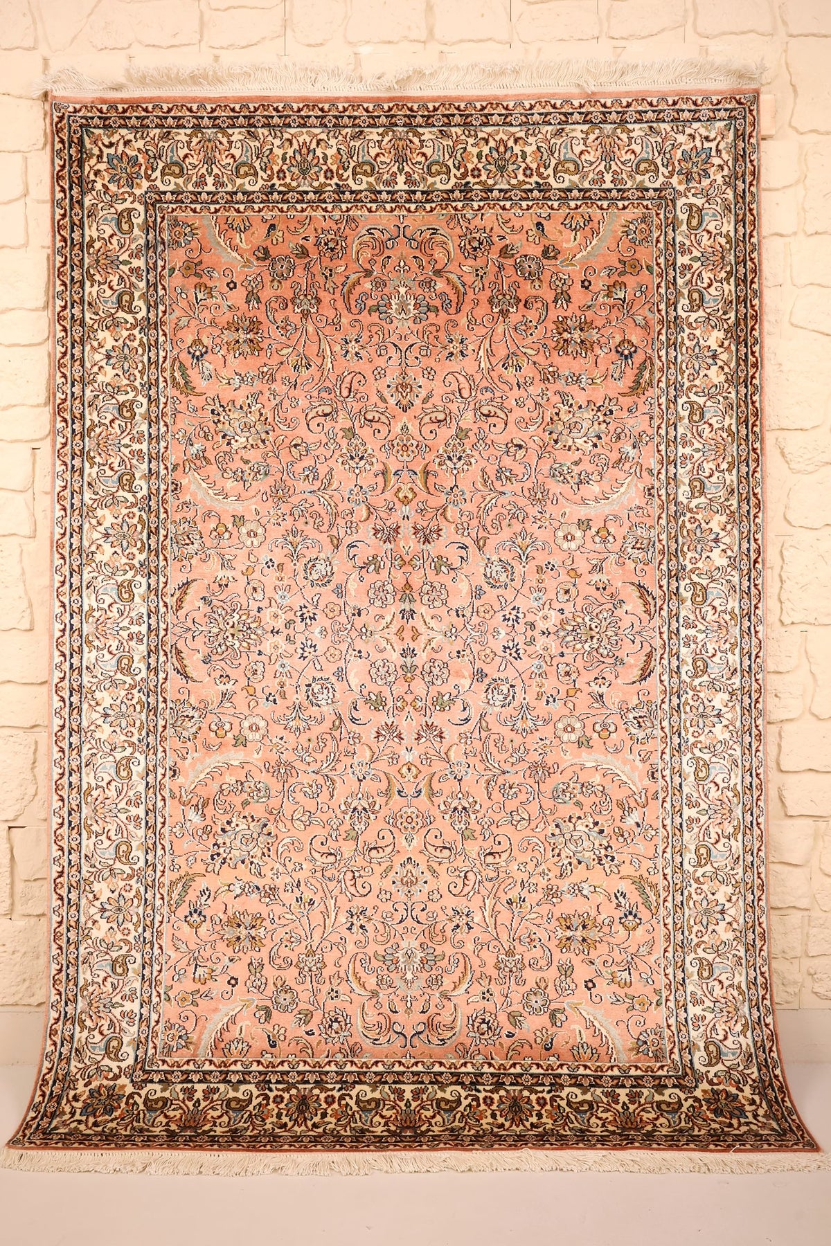 Tapis Cachemire rose 184 × 124 cm en soie, vue d'ensemble du semis floral