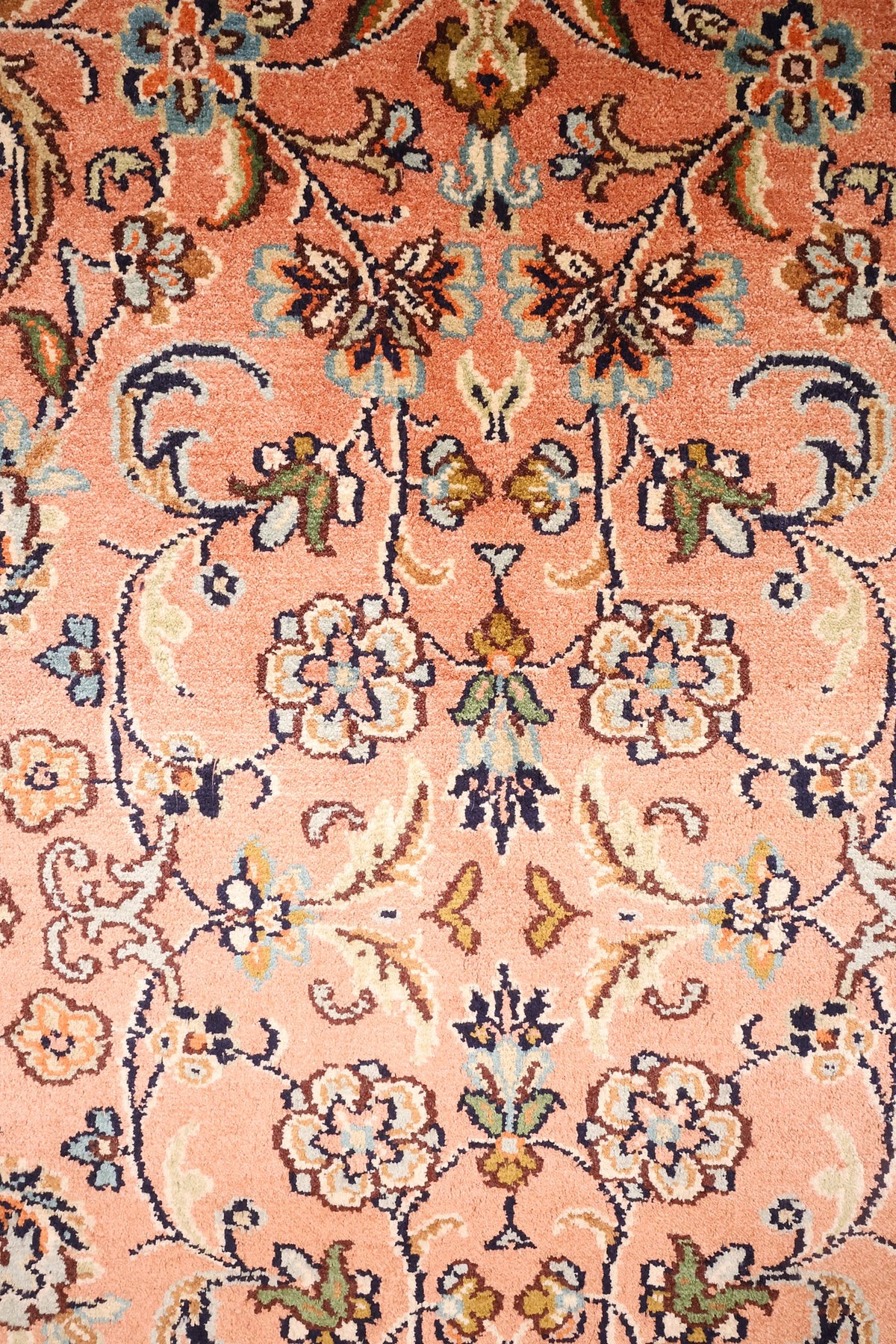 Détail du champ rose saumon : rinceaux, palmettes et fleurs bleu clair et crème