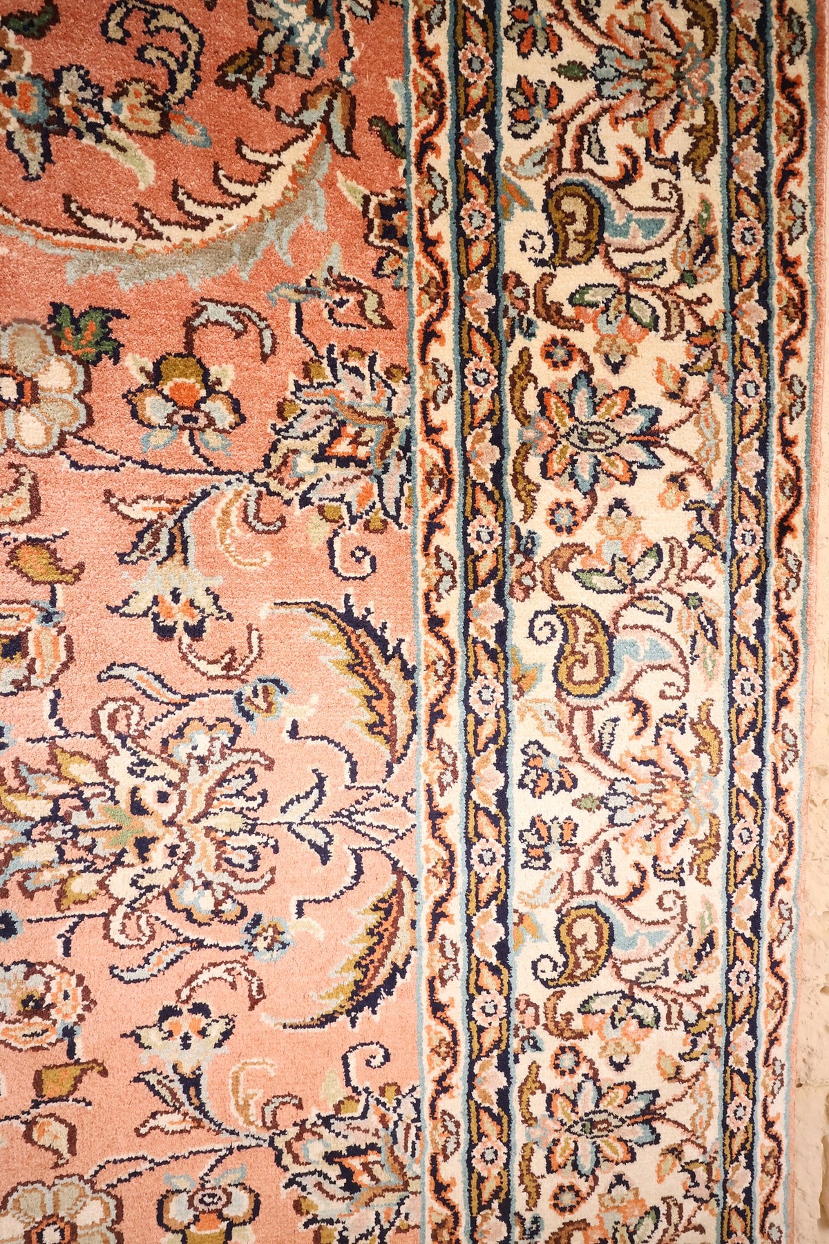 Bordure ivoire à boteh et palmettes du tapis Cachemire, contre-bordures bleu nuit