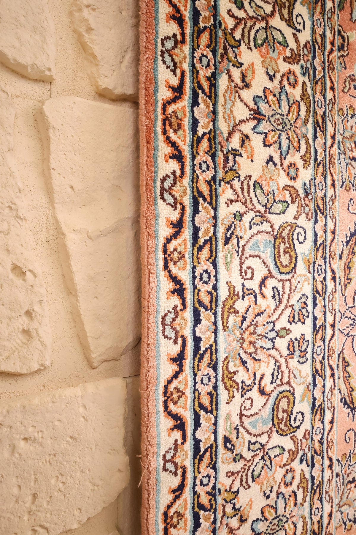 Bord latéral du tapis Cachemire rose, finesse du nouage main le long de la lisière