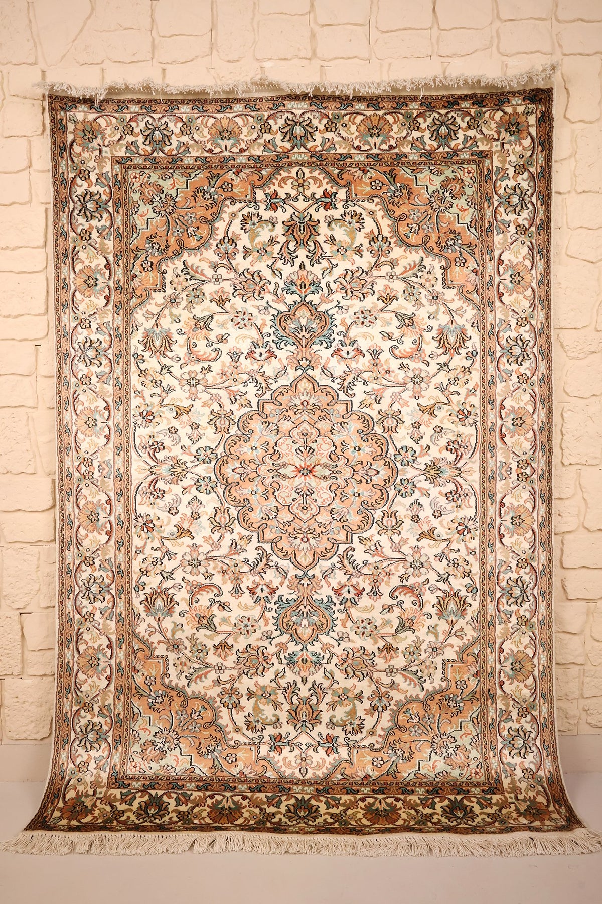 Tapis Cachemire beige 184 × 125 cm en soie, vue d'ensemble avec médaillon central