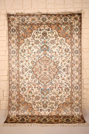 Tapis Cachemire beige 184 × 125 cm en soie, vue d'ensemble avec médaillon central