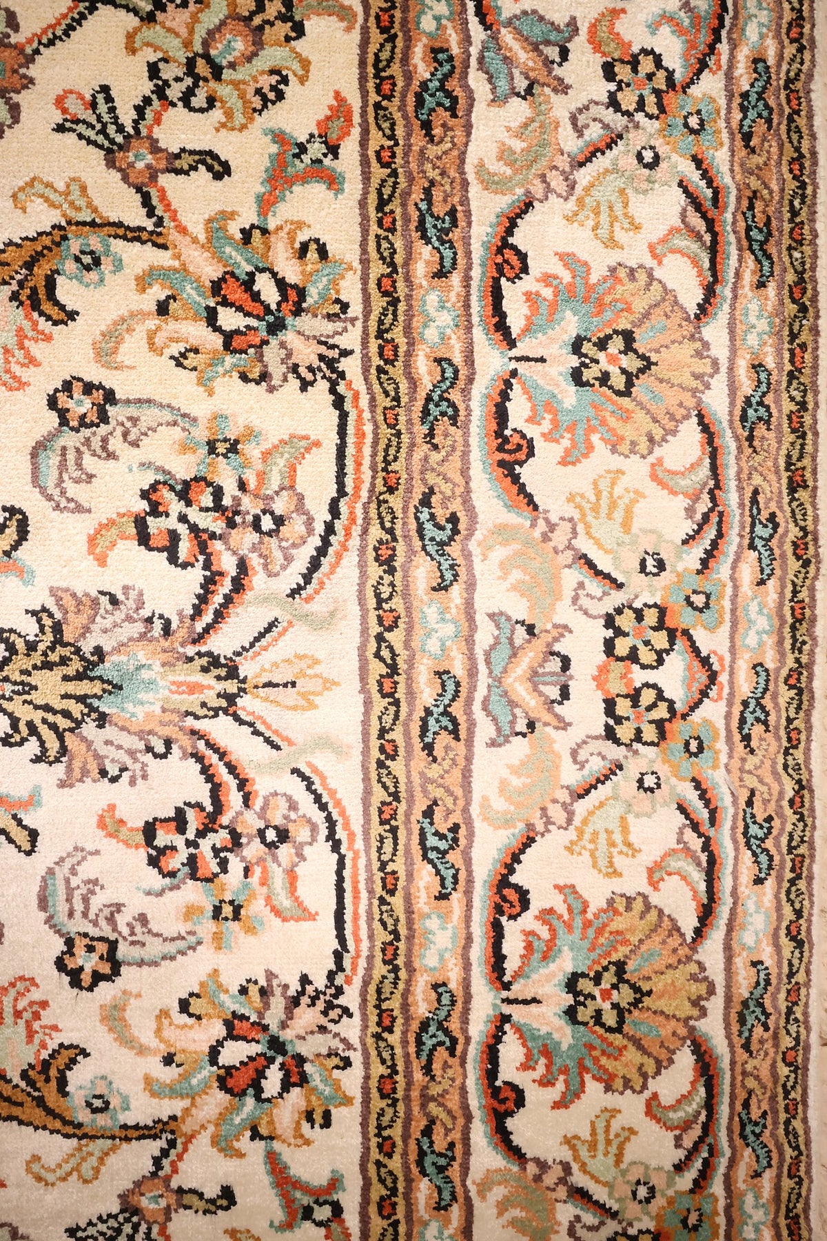 Bordure ivoire à guirlande florale et contre-bordures étroites du tapis Cachemire
