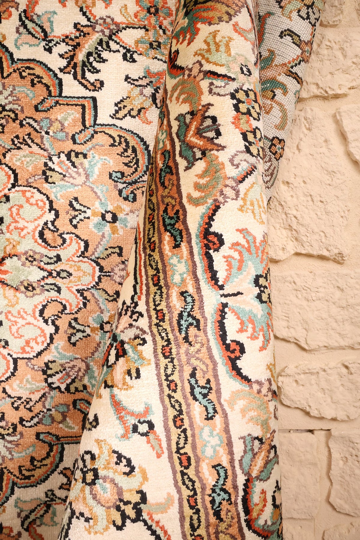 Coin replié du tapis Cachemire beige, rinceaux fleuris et palmettes