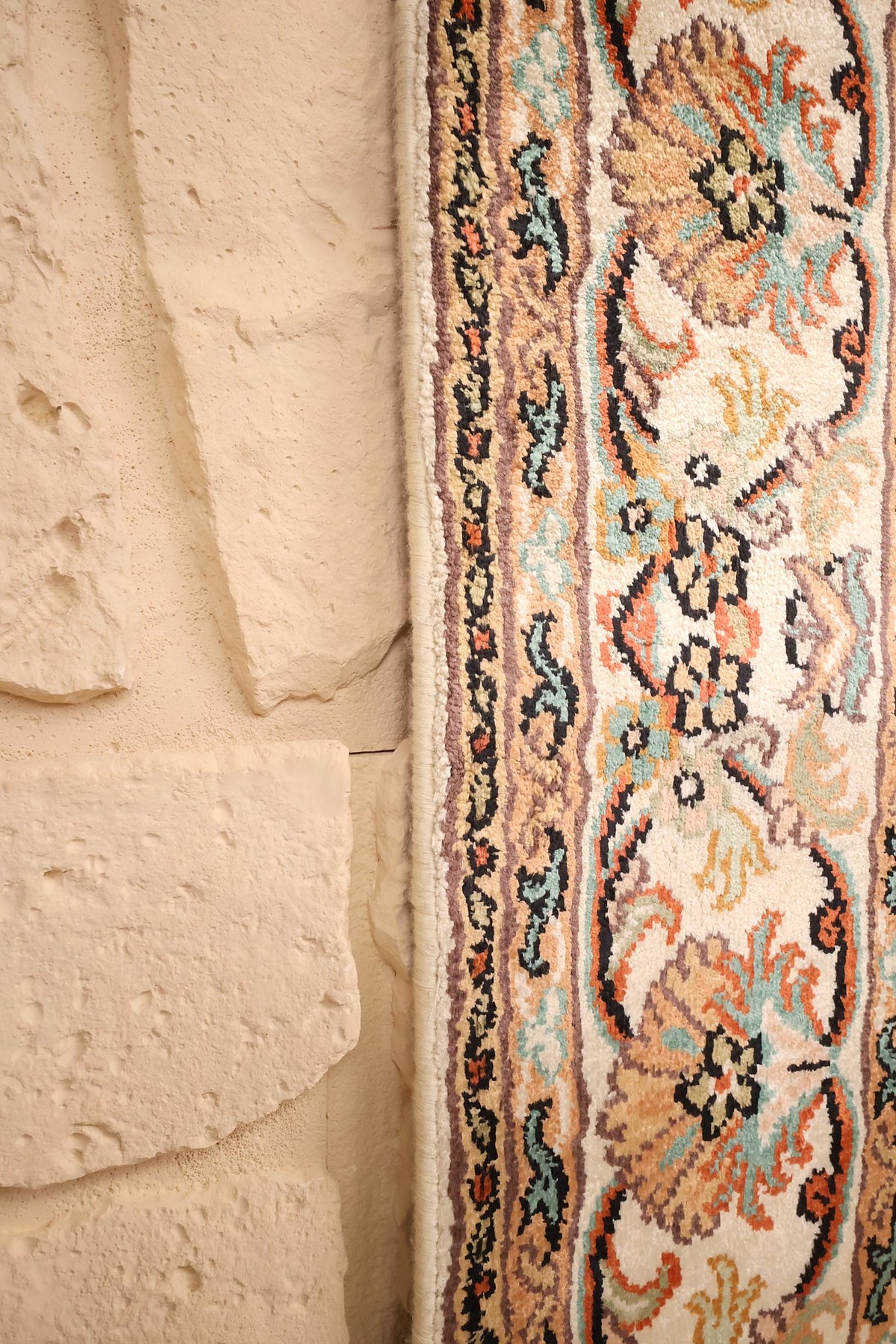 Lisière du tapis Cachemire en soie, bordure orange et vert d'eau