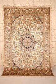 Tapis Cachemire beige 184 × 125 cm en soie, vue d'ensemble avec médaillon étoilé bleu nuit