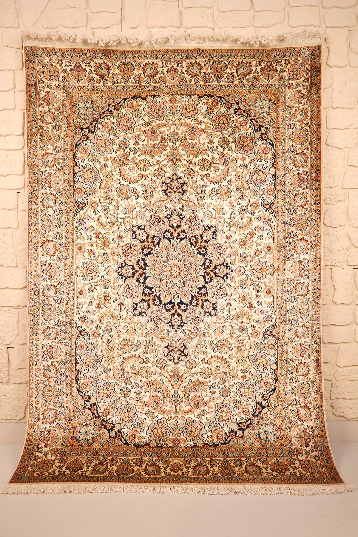 Tapis Cachemire beige 184 × 125 cm en soie, vue d'ensemble avec médaillon étoilé bleu nuit