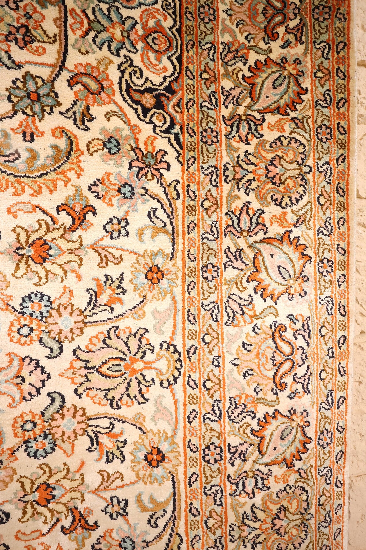Bordure beige à palmettes orange et contre-bordures étroites du tapis Cachemire
