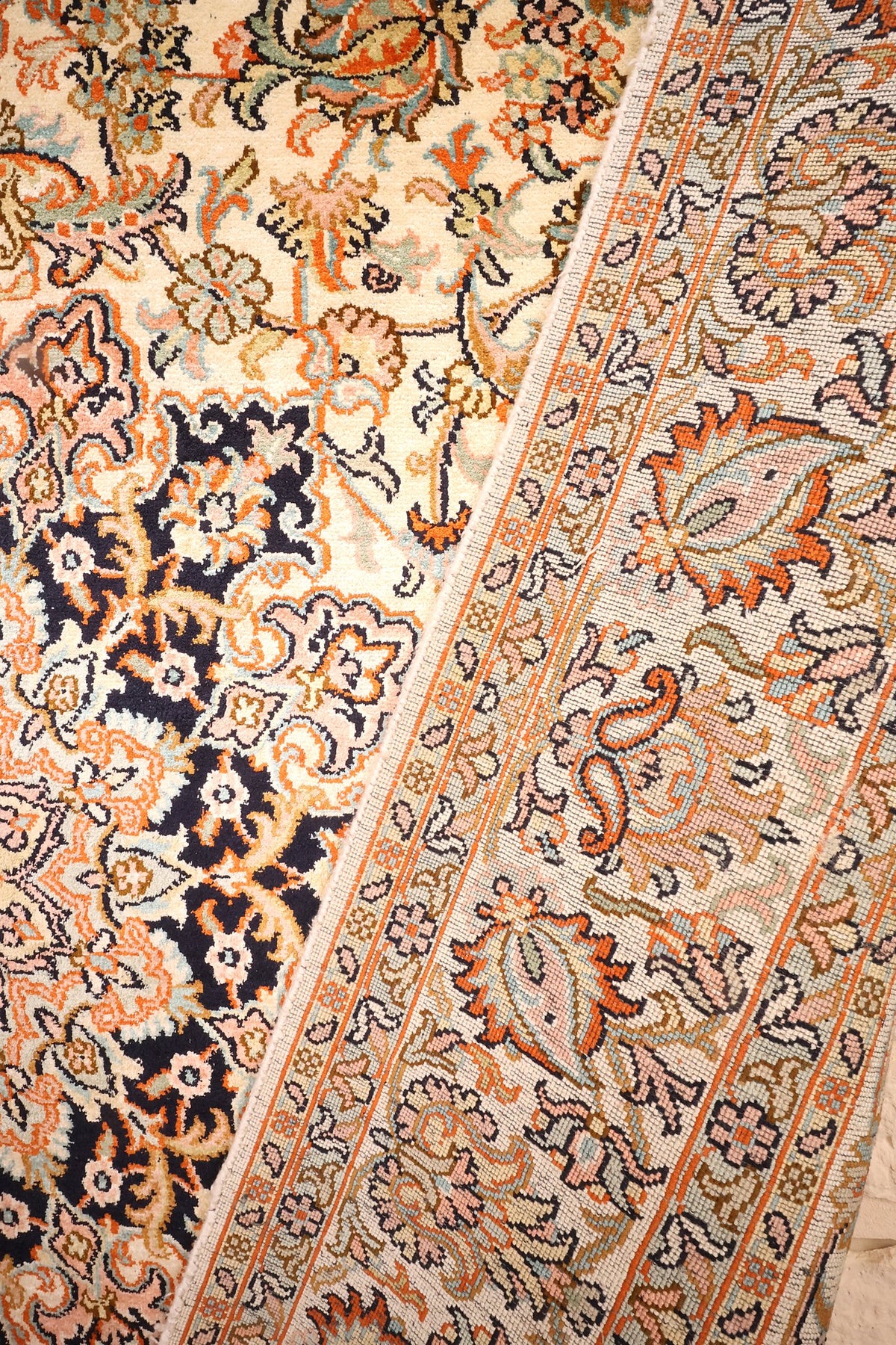 Tapis Cachemire noué à la main, bordure et champ fleuri en rinceaux orange et bleu-vert