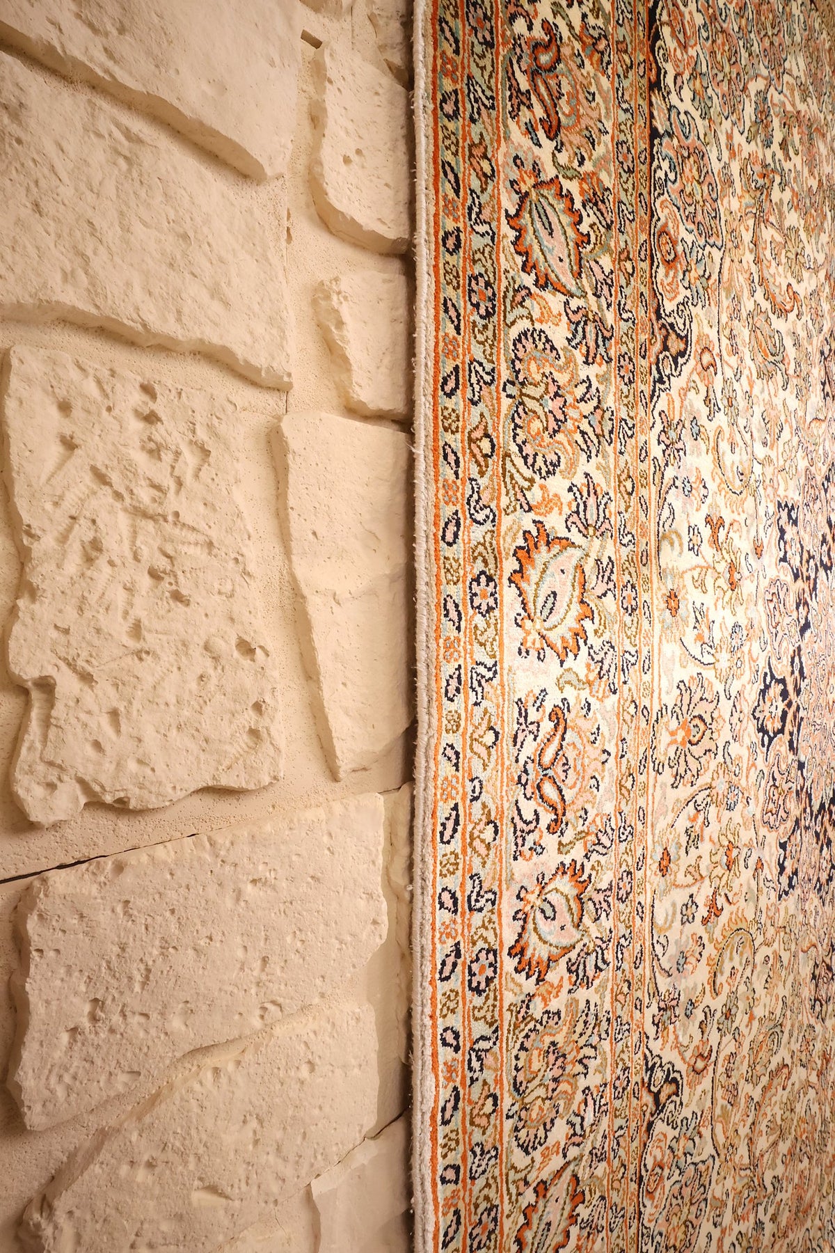 Lisière du tapis Cachemire beige, contre-bordures et palmettes vues de près