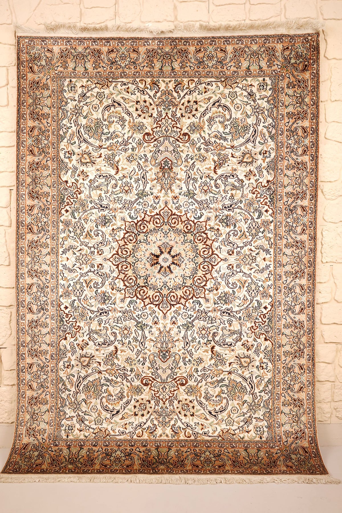 Tapis Cachemire beige 184 × 126 cm, vue d'ensemble avec médaillon central étoilé