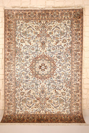 Tapis Cachemire beige 184 × 126 cm, vue d'ensemble avec médaillon central étoilé