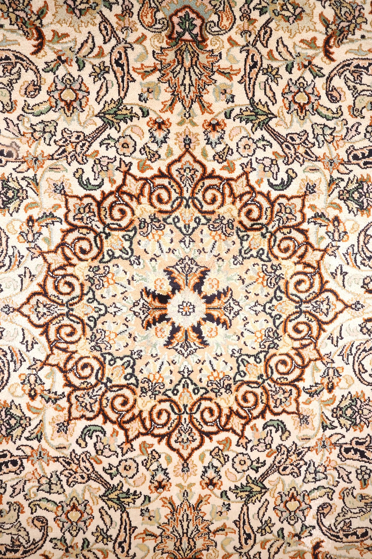 Détail du médaillon étoilé et des volutes brun-rouge sur champ beige