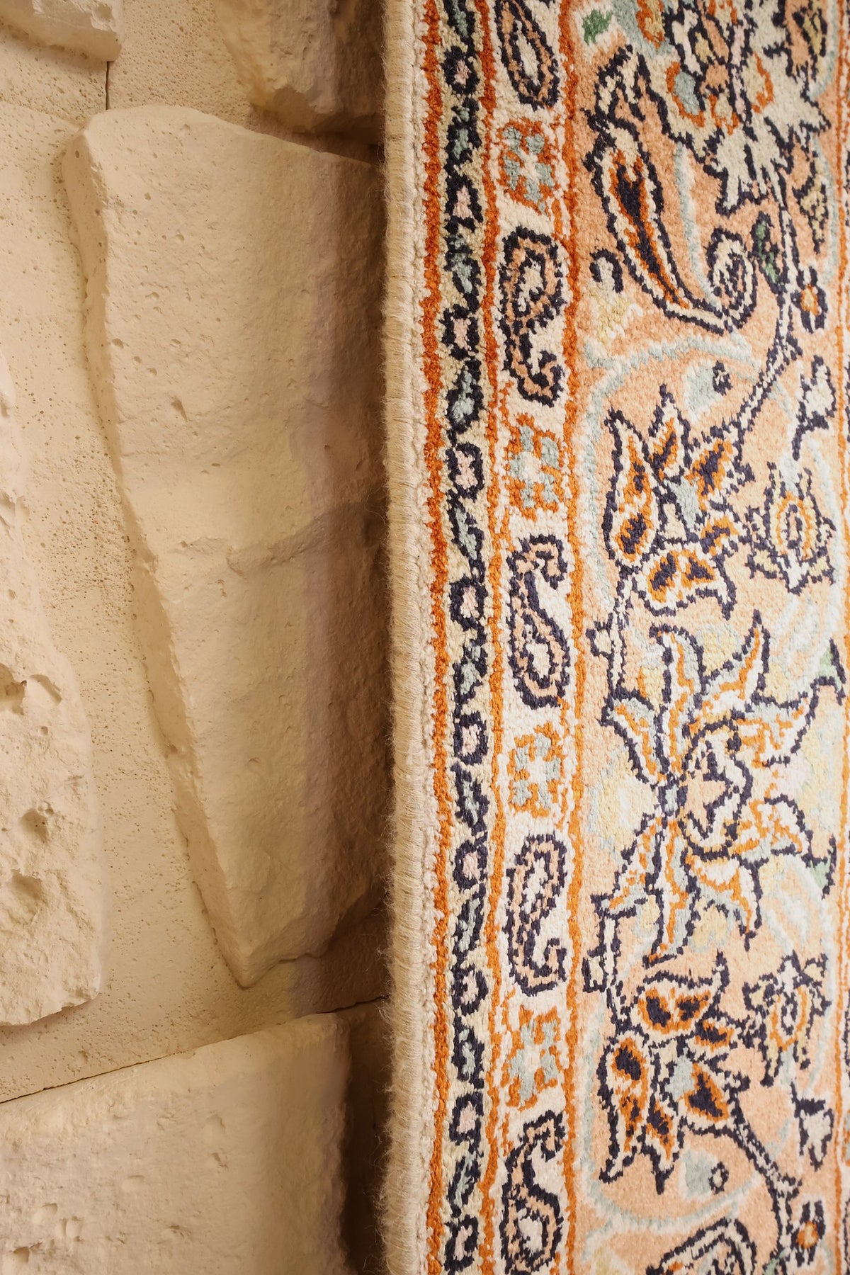 Lisière et contre-bordures du Cachemire beige vues de profil, motifs de boteh