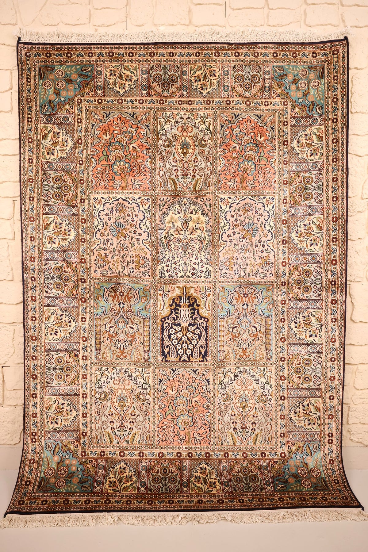 Tapis Cachemire beige en soie 184 × 128 cm, vue d'ensemble du champ à compartiments