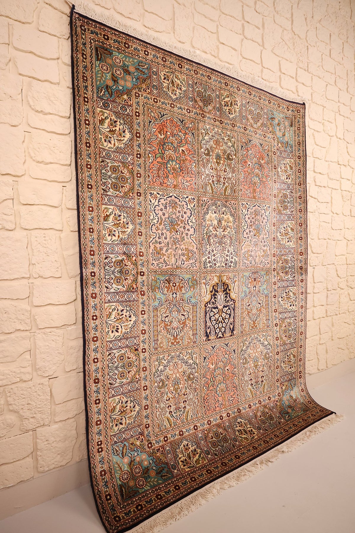 Tapis Cachemire en soie noué à la main, vue de biais avec franges écrues