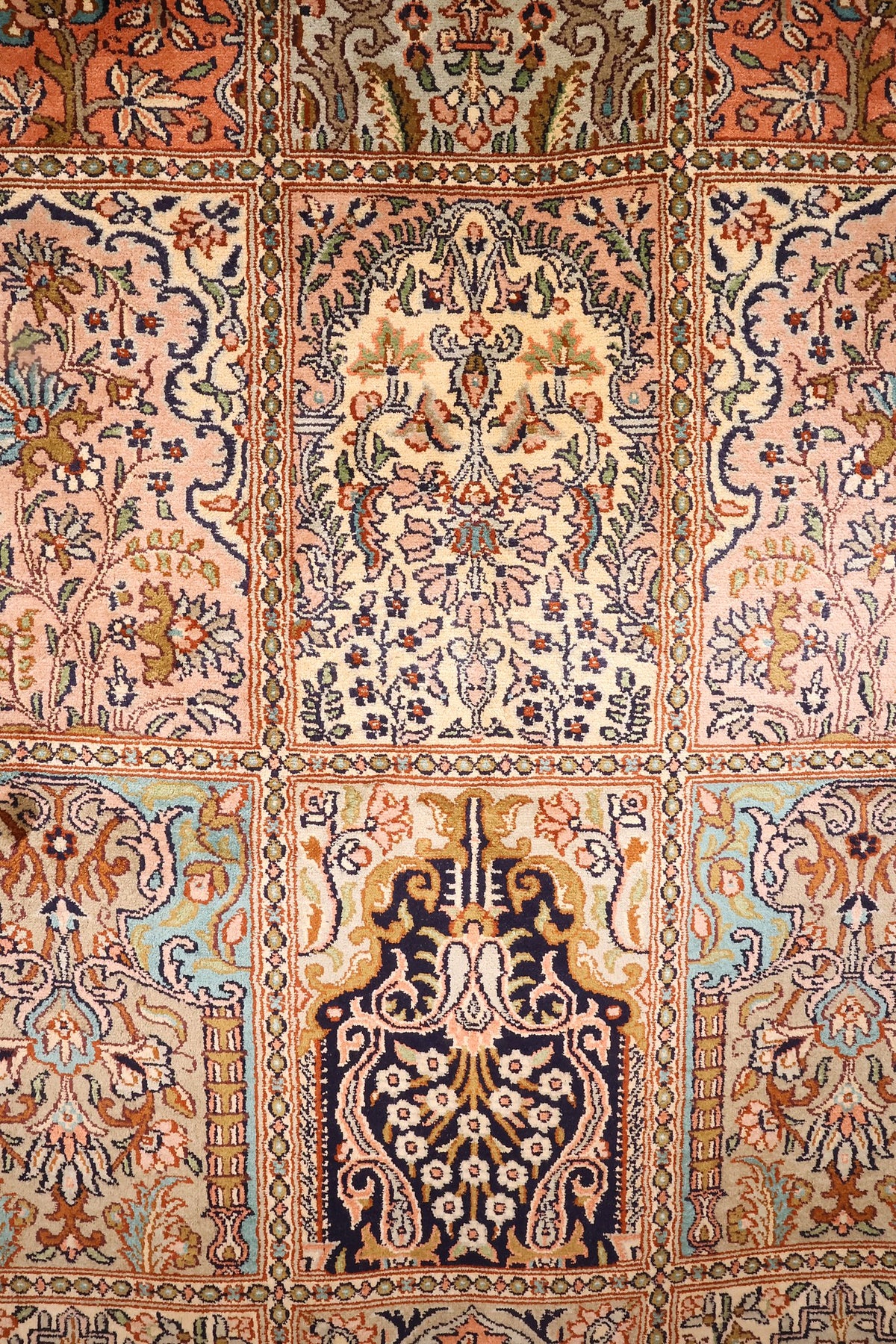 Détail des arbres fleuris et du panneau bleu nuit du tapis Cachemire