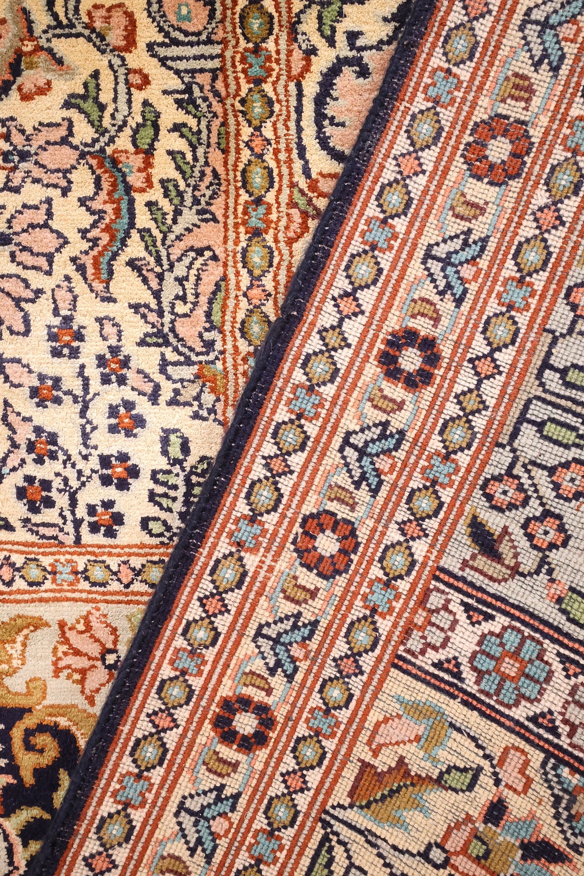 Bordure principale ivoire à rinceaux et contre-bordures rouge brique, tapis Cachemire