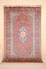 Tapis Cachemire rouge 185 × 120 cm en soie, vue d'ensemble avec médaillon losangé central